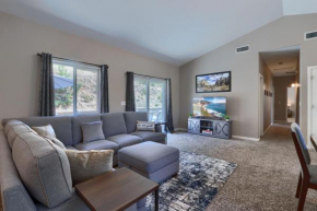 Yosemite Hilltop Gated Villa near Oakhurst, Bass Lake and Mariposa w EVCharger Hottub Grill and Awesome Views!